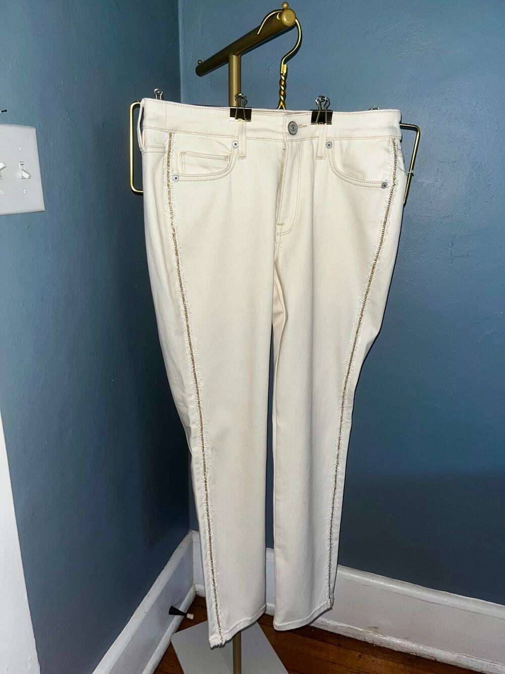 NWOT Tommy Bahama 6x28 Bone color, denim jeans with gold chain tuxedo stripe